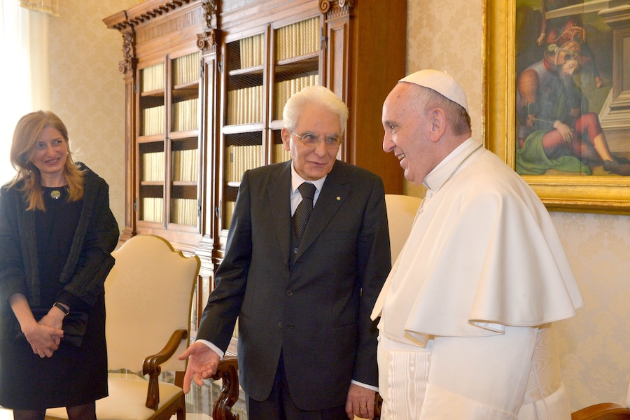 18 aprile 2015 - Il Presidente Sergio Mattarella con Sua Santità Papa Francesco in occasione della Visita di Stato in Vaticano, accompagnato dalla figlia Laura (Ufficio Stampa della Presidenza della Repubblica)