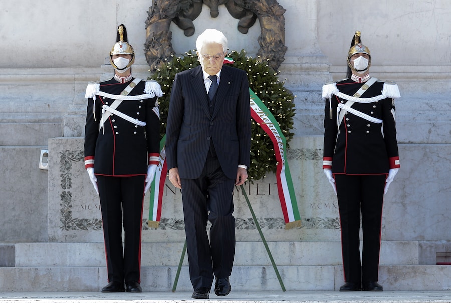 25 aprile 2020 - Roma - Il Presidente della Repubblica Sergio Mattarella in occasione della deposizione di una corona d’alloro sulla Tomba del Milite Ignoto, nella ricorrenza del 75° anniversario della Liberazione (IPP/foto IPP/spgr)