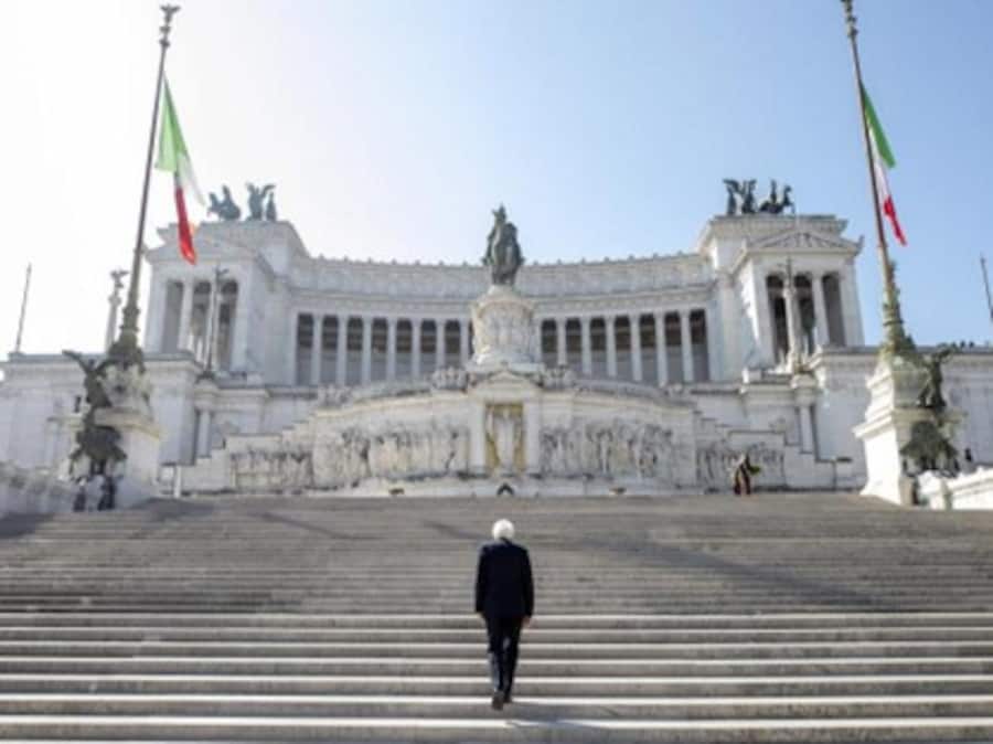 25 aprile 2020 - Roma - Il presidente della Repubblica Sergio Mattarella in occasione della deposizione di una corona d’alloro sulla Tomba del Milite Ignoto, per il 75° anniversario della Liberazione. (Ansa/Paolo Giandotti - Ufficio per la Stampa e la Comunicazione della Presidenza della Repubblica)