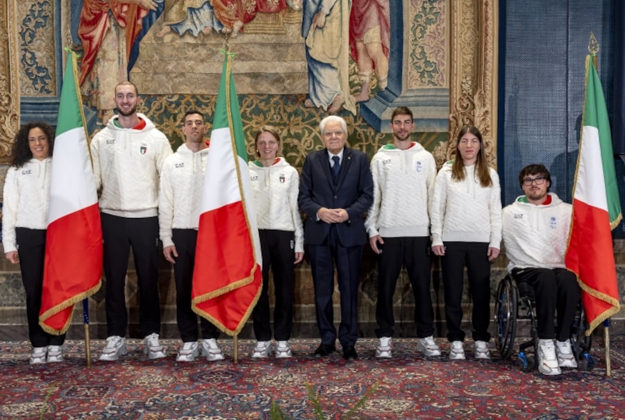 22 dicembre 2025 - Il Presidente Sergio Mattarella durante la Cerimonia della consegna della Bandiera italiana agli Alfieri della squadra olimpica, Arianna Fontana, Federico Pellegrino, Amos Mosaner e Federica Brignone, e agli Alfieri della squadra paralimpica, René De Silvestro e Chiara Mazzel. (Ufficio Stampa del Palazzo del Quirinale)