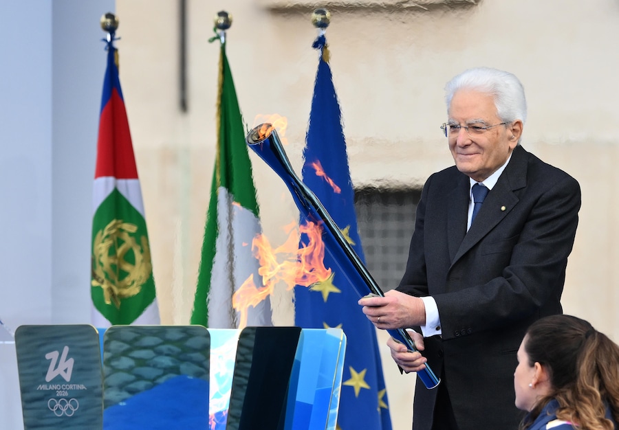 5 dicembre 2025 - Roma - Il presidente della Repubblica Sergio Mattarella accende il braciere con una torcia durante la cerimonia di inaugurazione della staffetta della torcia olimpica per i Giochi Olimpici Invernali Milano-Cortina 2026 in piazza del Quirinale. (ANSA/Ettore Ferrari)