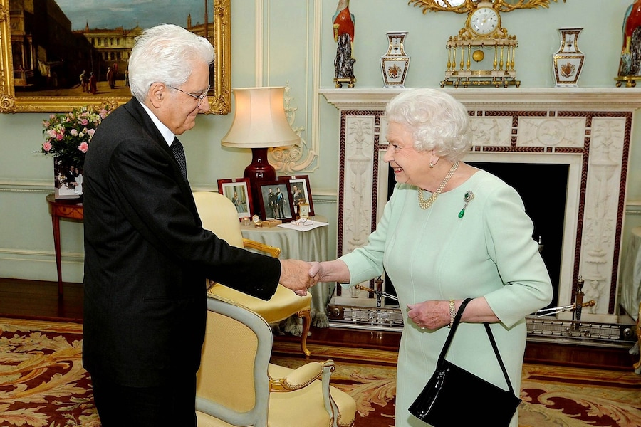 Londra, 28 maggio 2015. Il Presidente Sergio Mattarella con la Regina Elisabetta II a Buckingham Palace (Ufficio Stampa della Presidenza della Repubblica)