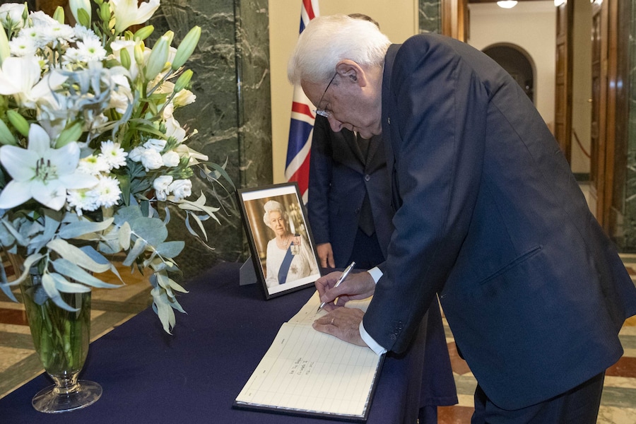 9 settembre 2022 - Roma - All’Ambasciata Britannica di Roma il Presidente Sergio Mattarella firma il libro delle Condoglianze per la scomparsa della Regina Elisabetta II (Foto IPP/spgr/Francesco Ammendola)