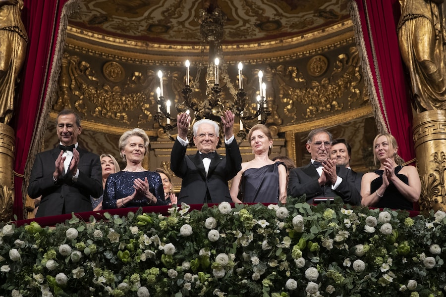 7 dicembre 2022 - Milano - A sinistra il sindaco di Milano Giuseppe Sala con Ursula von der Leyen, Presidente della Commissione Europea, con Il Presidente della Repubblica Sergio Mattarella e la Sig.ra Laura, Ignazio La Russa presidente del Senato e Giorgia Meloni premier del governo italiano all'inaugurazione della stagione d’opera e balletto 2022-2023 del Teatro alla Scala (Foto IPP/Francesco Ammendola/spgr)