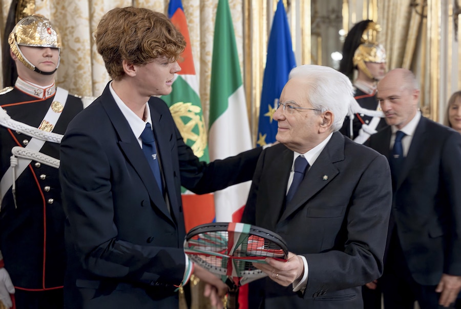1° febbraio 2024 - Roma - Il Presidente della Repubblica incontra la Nazionale italiana maschile di Tennis vincitrice della Coppa Davis 2023. Il Presidente della Repubblica Sergio Mattarella mentre riceve in dono una racchetta dal tennista Jannik Sinner. (Foto IPP/spgr/Paolo Giandotti)