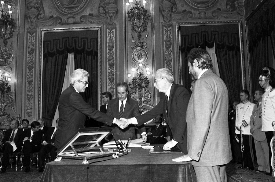 29 luglio 1987 - Roma - Giuramento del primo Governo Goria, presieduto da Francesco Cossiga. Nella foto Sergio Mattarella durante il giuramento. (ARCHIVIO ANSA)