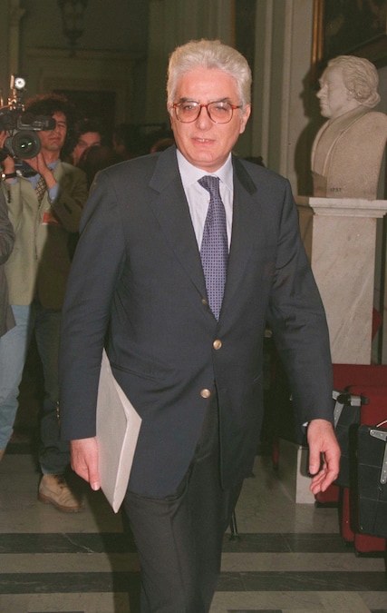 30 giugno 1997-Roma - Bicamerale: ora tocca al Parlamento. Sergio Mattarella, capogruppo dei popolari alla Camera, prima della seduta della Bicamerale. (KGG/Claudio Onorati/ANSA)