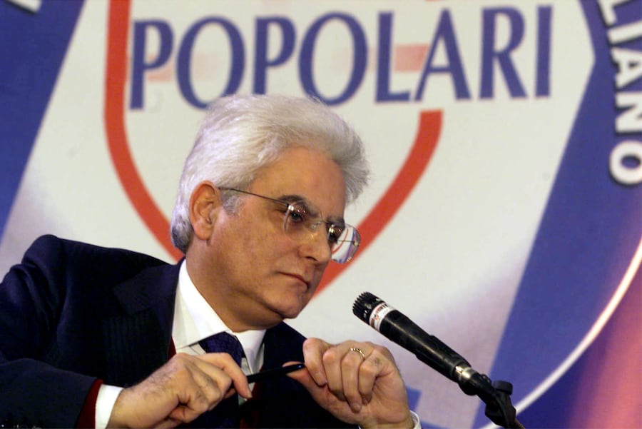 2000 - Il ministro della difesa Mattarella durante il dibattito alla Festa dei Popolari a Roccaraso. (Filippo Monteforte/ANSA)