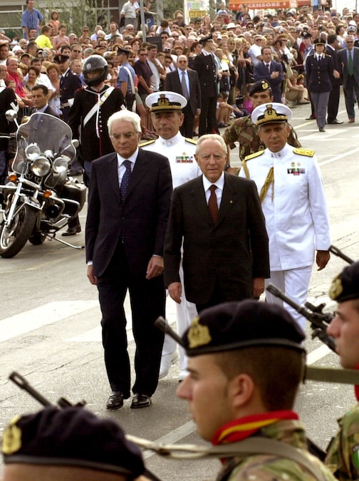 17 settembre 2000 - Il presidente della Repubblica Carlo Azeglio Ciampi fotografato a Rimini durante la sfilata promossa dall' Associazione Marinai d'Italia. Nella foto accanto a Ciampi il ministro della Difesa Sergio Mattarella e l'ammiraglio Sergio Biraghi. (Enrico Oliverio - Ufficio Stampa Presidenza della Repubblica/ANSA/DEF/AP)