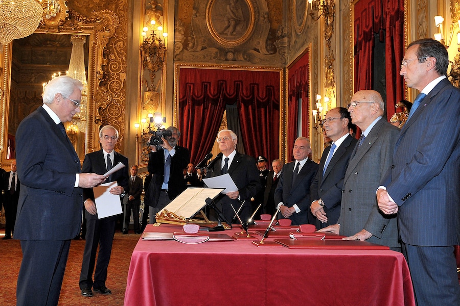 11 ottobre 2011 - Il nuovo Giudice della Corte Costituzionale On. Prof. Sergio Mattarella, durante la lettura della formula del giuramento alla presenza del Capo dello Stato Giorgio Napolitano. (ANSA/foto di Antonio Di Gennaro Ufficio-Stampa della Presidenza della Repubblica)