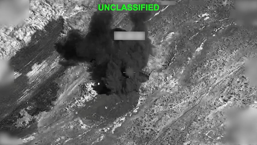 Il fumo si alza da un'esplosione in una località sconosciuta, durante quelli che il Comando Centrale degli Stati Uniti (CENTCOM) definisce attacchi contro l'Iran, in questa immagine tratta da un video diffuso il 19 luglio 2026.