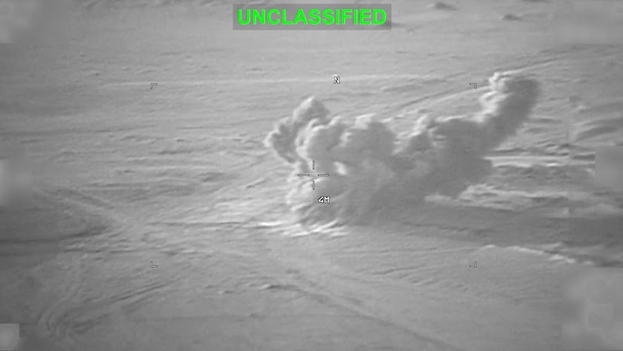 Il fumo si alza da un'esplosione in una località sconosciuta, durante quelli che il Comando Centrale degli Stati Uniti (CENTCOM) definisce attacchi contro l'Iran, in questa immagine tratta da un video diffuso il 19 luglio 2026. (via REUTERS)