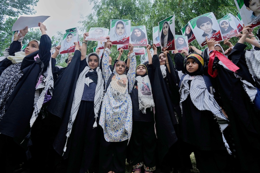 Domenica 19 luglio 2026, a Magam, a nord di Srinagar nel Kashmir controllato dall’India, alcuni musulmani sciiti tengono in mano le foto di alcuni scolari uccisi in un attacco contro una scuola nella città di Minab, nel sud dell’Iran, il 28 febbraio, per esprimere solidarietà all’Iran. (APN)