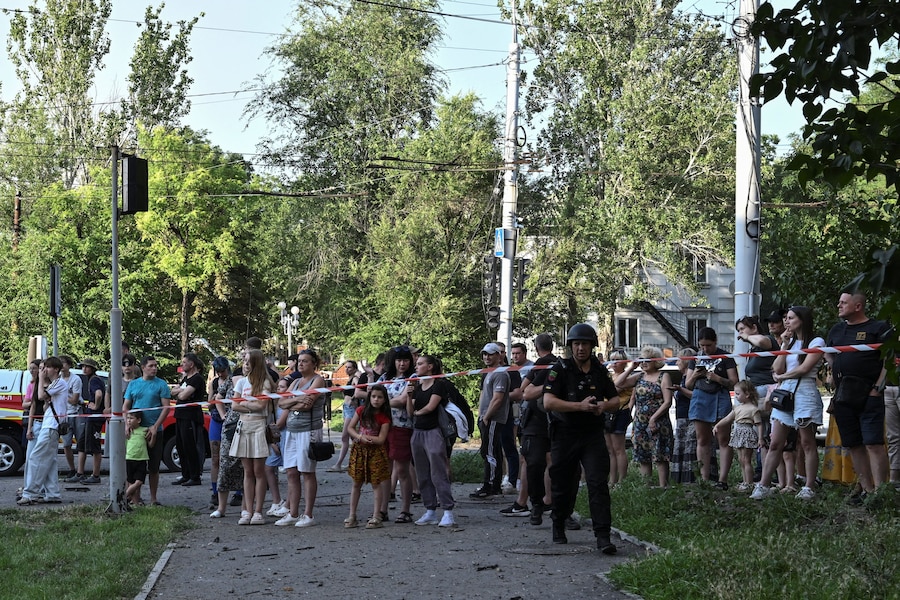 I residenti si radunano sul luogo in cui un condominio è stato colpito da un attacco aereo russo. (REUTERS)
