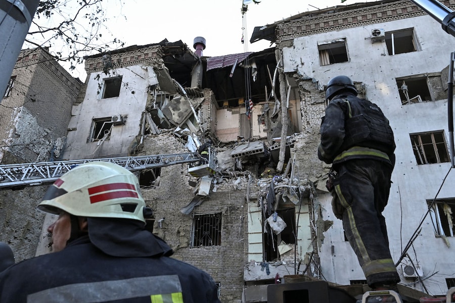 I soccorritori sono all’opera sul luogo di un condominio colpito da un attacco aereo russo. (REUTERS)