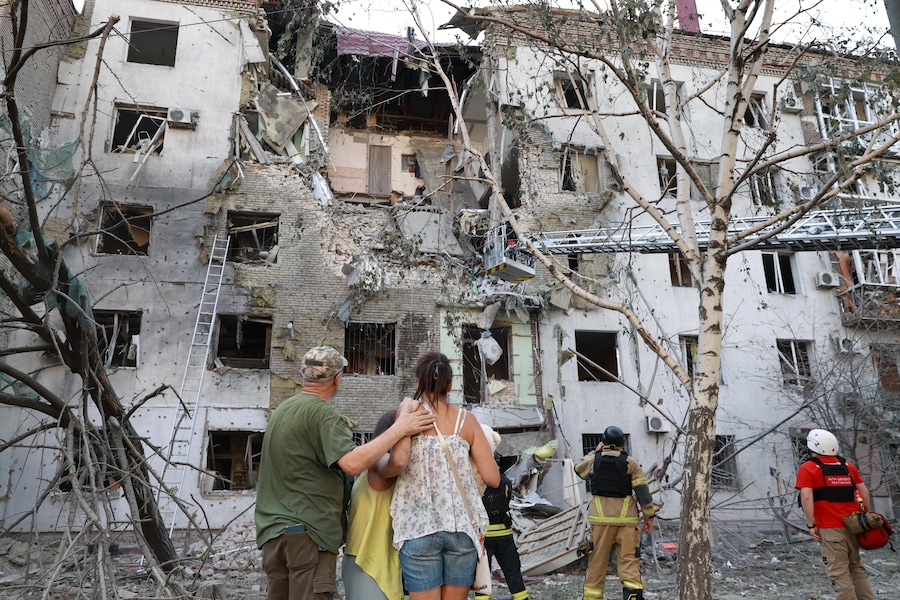 Gli abitanti osservano la loro casa in rovina in seguito a un attacco aereo russo con bombe guidate a Zaporizhzhia. (APN)