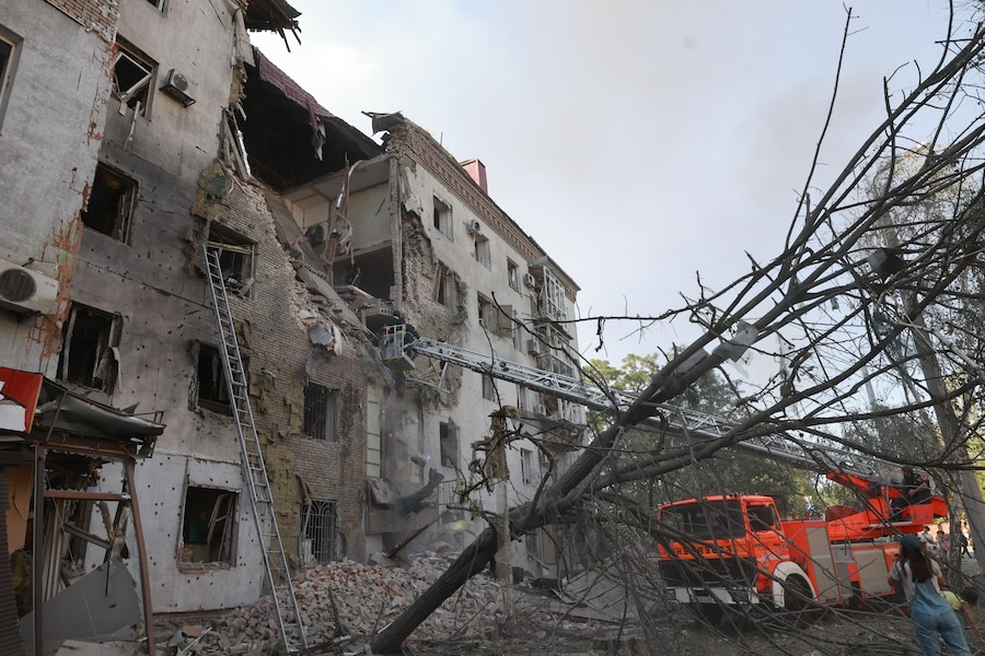 I soccorritori sono al lavoro presso il condominio danneggiato a seguito di un attacco aereo russo con bombe guidate a Zaporizhzhia. (APN)