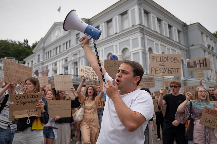Gli attivisti scandiscono slogan durante una manifestazione per denunciare la decisione del presidente Volodymyr Zelenskyy di destituire il ministro della Difesa Mykhailo Fedorov dopo sei mesi dall’insediamento, a Kiev. (APN)