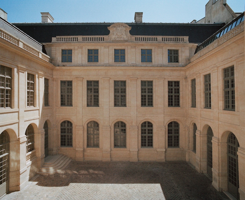 La storica sede parigina di Celine