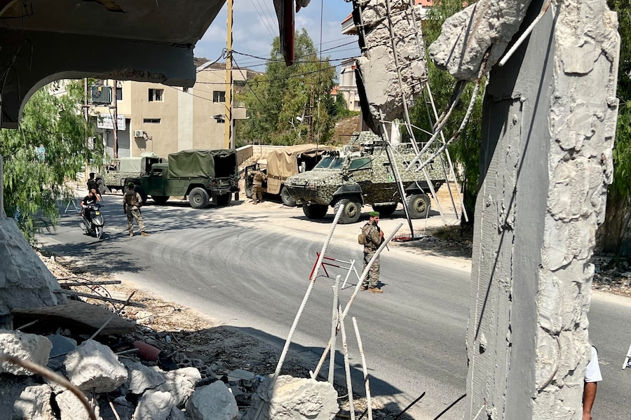 Soldati dell’esercito libanese pattugliano a Srifa, in Libano. Il Libano ha schierato truppe per assumere il controllo delle cosiddette “zone pilota” nel sud del Libano, da cui le truppe israeliane dovranno ritirarsi. (EPA/Ali-Hashisho)