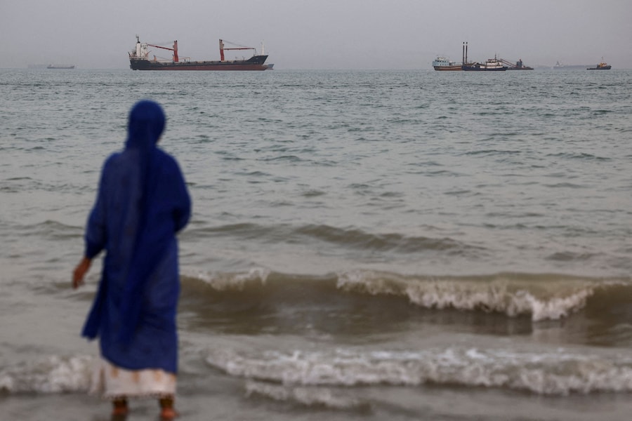 Imbarcazioni nello Stretto di Hormuz visibili nei pressi della spiaggia di Bandar Abbas, in Iran. (Majid Asgaripour/WANA (West Asia News Agency) via REUTERS)