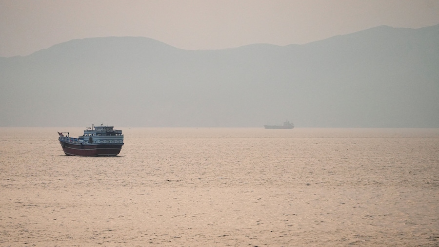 Navi nello Stretto di Hormuz, viste da Musandam, in Oman, il 21 luglio 2026. (REUTERS/Stringer)
