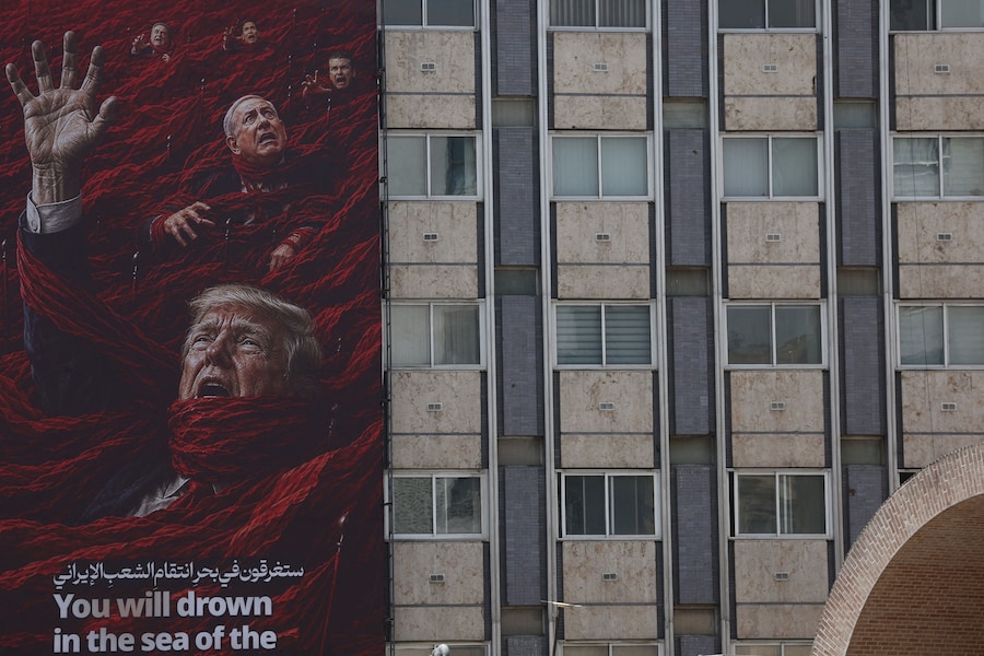 Un cartellone pubblicitario raffigurante il presidente degli Stati Uniti Donald Trump e il primo ministro israeliano Benjamin Netanyahu su un edificio a Teheran, in Iran. (Majid Asgaripour/WANA (West Asia News Agency) via REUTERS)