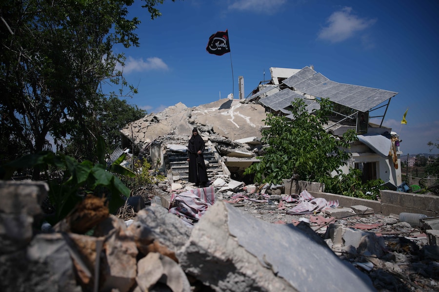 Fatima Moukdad si trova tra le macerie della sua casa, distrutta da un attacco aereo israeliano durante la guerra tra Israele e Hezbollah, dove lei e la sua famiglia continuano a vivere, utilizzando l’unica stanza rimasta intatta, nel villaggio di Froun, nel Libano meridionale. (AP Photo/Hassan Ammar/Associated Press / LaPresse/APN)