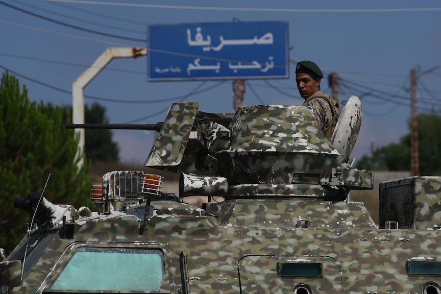 Un soldato libanese è in piedi sul tetto di un veicolo corazzato da trasporto truppe mentre presidia un posto di blocco all’ingresso del villaggio di Srifa, nel Libano meridionale. (AP Photo/Hassan Ammar/Associated Press / LaPresse/APN)