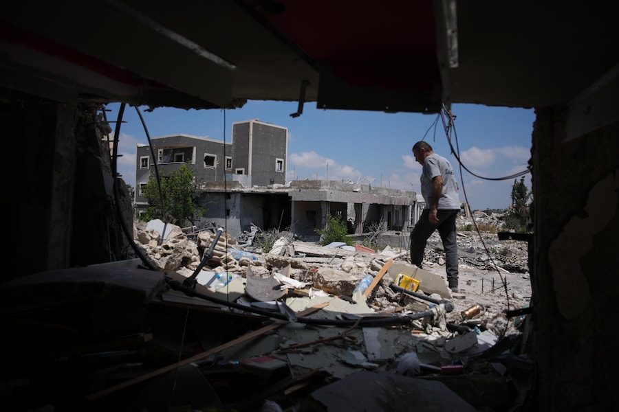 Un abitante ispeziona i danni alla propria abitazione, distrutta da un attacco aereo israeliano durante la guerra tra Israele e Hezbollah nel villaggio di Ghandouriyeh, nel Libano meridionale. (AP Photo/Hassan Ammar/Associated Press / LaPresse/APN)