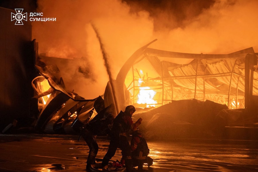 I vigili del fuoco intervengono sul luogo di un centro commerciale di articoli per la casa colpito da un attacco con droni russi, a Sumy. (Ufficio stampa del Servizio statale di emergenza dell’Ucraina nella regione di Sumy/Foto fornita tramite REUTERS)