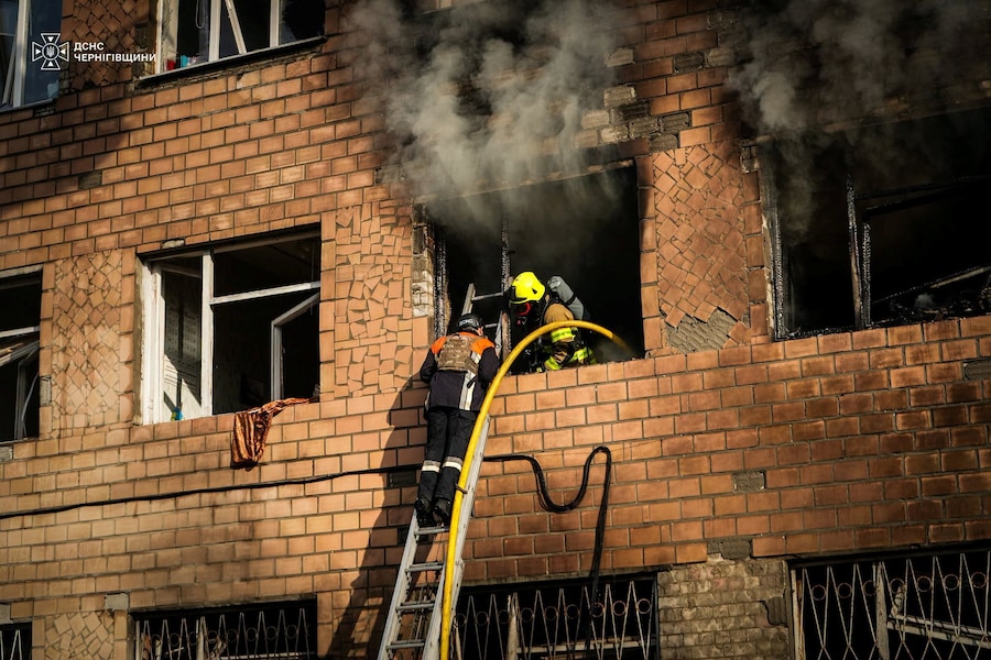 I vigili del fuoco intervengono sul luogo di un edificio amministrativo danneggiato durante un attacco con droni russi, a Chernihiv. (Ufficio stampa del Servizio statale di emergenza dell’Ucraina nella regione di Chernihiv/Foto fornita tramite REUTERS)