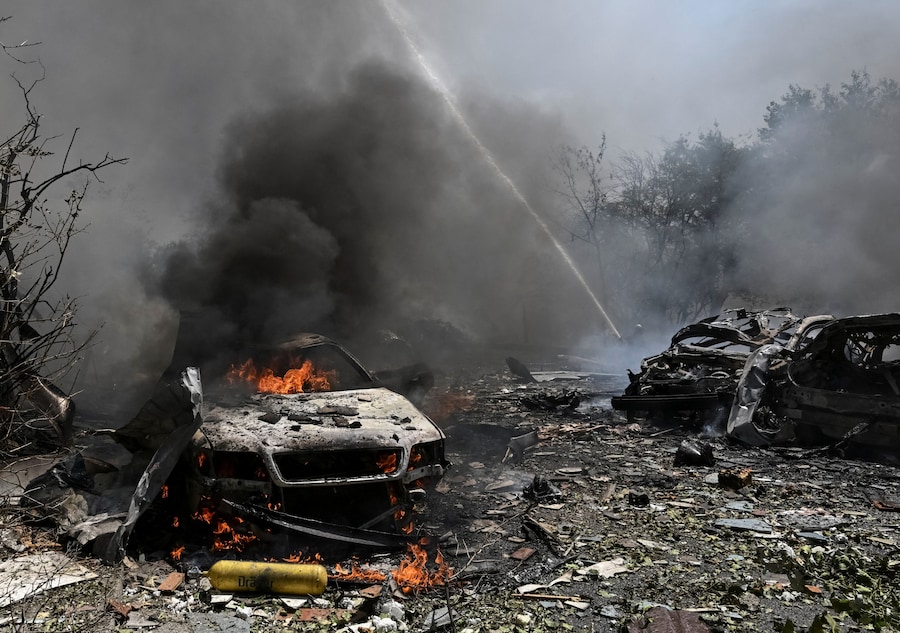 I vigili del fuoco intervengono sul luogo di un condominio colpito da un attacco aereo russo, a Zaporizhzhia. (REUTERS/Stringer)