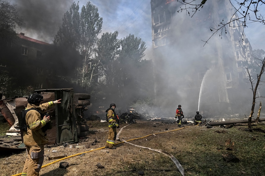 I soccorritori sono al lavoro sul luogo di un condominio colpito da un attacco aereo russo, a Zaporizhzhia. (REUTERS/Stringer)