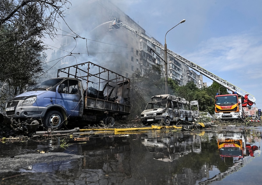 I vigili del fuoco intervengono sul luogo di un condominio colpito da un attacco aereo russo, a Zaporizhzhia. (REUTERS/Stringer)