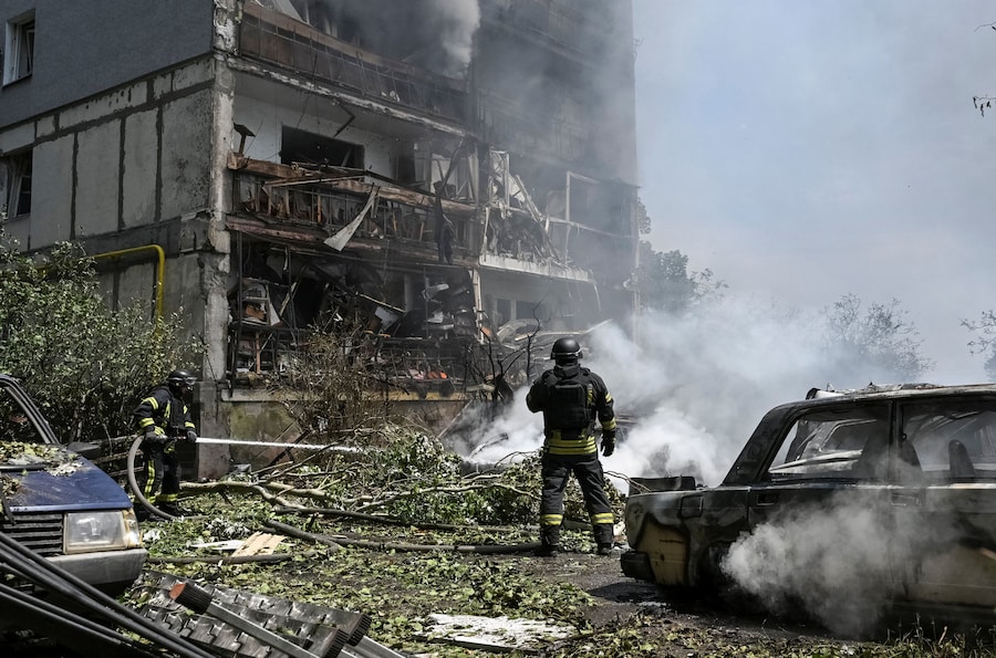 I soccorritori sono all'opera sul luogo di un condominio colpito da un attacco aereo russo, a Zaporizhzhia. (REUTERS/Stringer)