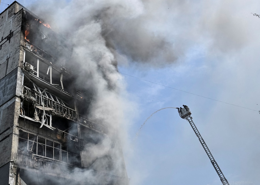 I vigili del fuoco intervengono sul luogo di un condominio colpito da un attacco aereo russo, a Zaporizhzhia. (REUTERS/Stringer)