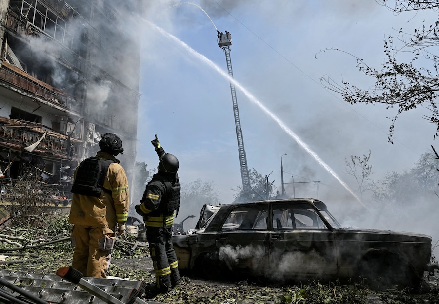 I soccorritori sono all'opera sul luogo di un condominio colpito da un attacco aereo russo, a Zaporizhzhia. (REUTERS/Stringer)