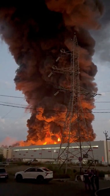 Il fumo si alza da un magazzino della Wildberries in fiamme a seguito di un attacco a Nevinnomyssk, in Russia, il 22 luglio 2026, in questa immagine tratta da un video pubblicato sui social media. (Social Media/via REUTERS)