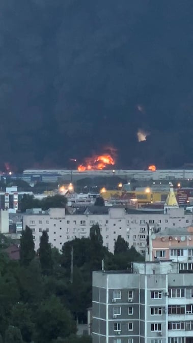 Il fumo si alza da un magazzino della Wildberries in fiamme a seguito di un attacco a Krasnodar, in Russia, il 22 luglio 2026, in questa immagine tratta da un video pubblicato sui social media. (Social Media/via REUTERS)