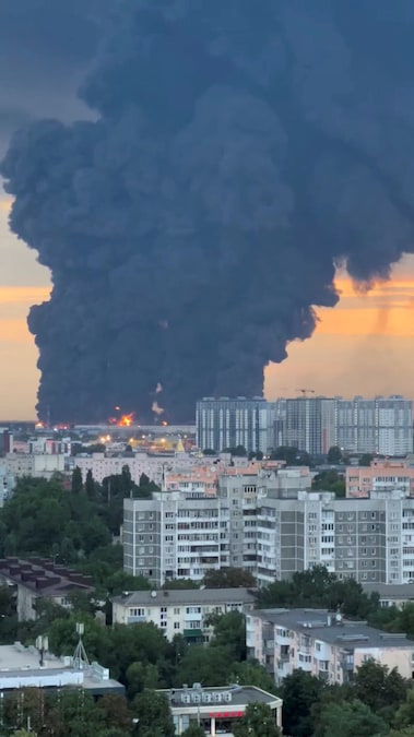 Il fumo si alza da un magazzino della Wildberries in fiamme a seguito di un attacco a Krasnodar, in Russia, il 22 luglio 2026, in questa immagine tratta da un video pubblicato sui social media. (Social Media/via REUTERS)