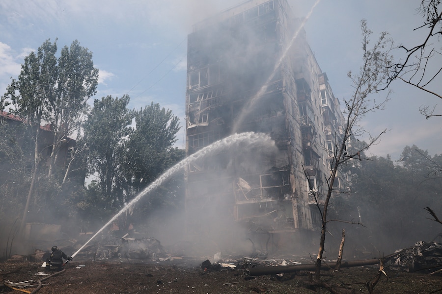 I soccorritori cercano di spegnere l'incendio divampato in un edificio residenziale a seguito di un attacco aereo russo con bombe guidate a Zaporizhzhia. (AP Photo/Kateryna Klochko/APN)