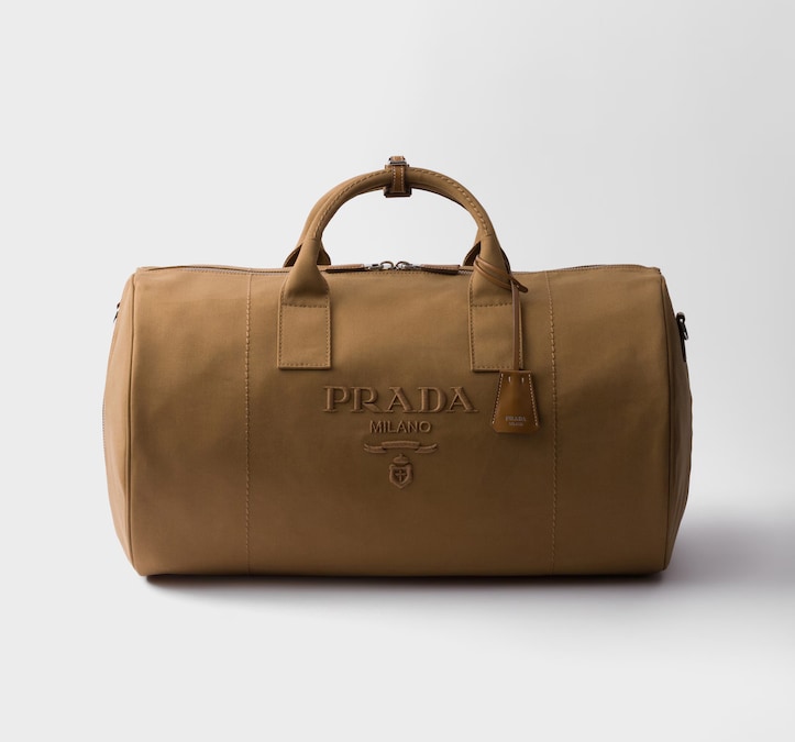 Prada. In canvas, con dettagli in pelle e ricamo tono su tono, per viaggi lenti