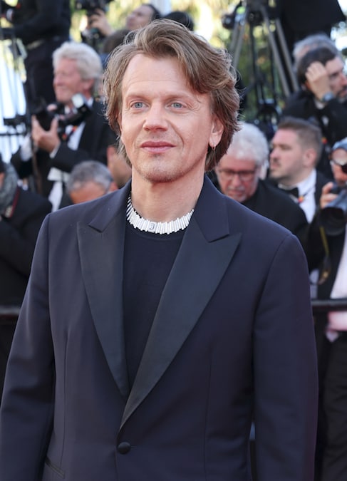 Messika. Per l’attore Alex Lutz collier di diamanti a baguette come decoro della t- shirt in cotone e della giacca da smoking vintage di sartoria
