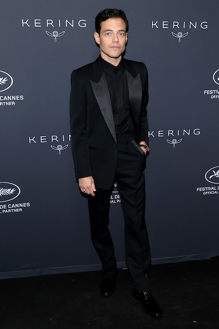 Saint Laurent. L’attore Rami Malek con giacca e pantaloni tuxedo in lana grain de poudre, camicia in popeline nero