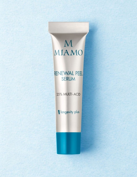 Miamo Renewal Peel Serum. Nella formula un innovativo complesso al 25% di Acido Mandelico, Acido Fitico, Acido Lattobionico e Gluconolattone, arricchita con un Peptide in grado di migliorare l’aspetto delle rughe. L’esfoliazione accelera il turnover cellulare senza seccare la pelle. Non è fotosensibilizzante e può essere utilizzato anche durante l’esposizione solare.