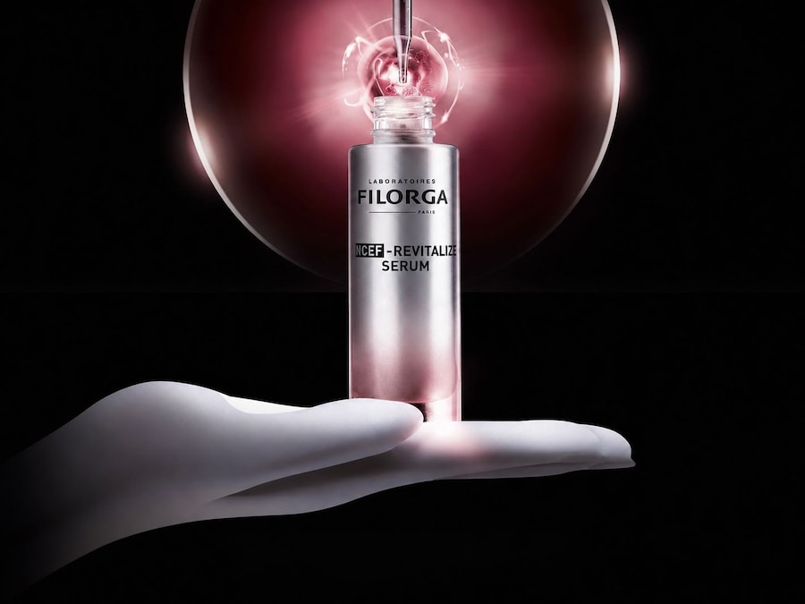 NCEF-Revitalize Serum di Filorga, contiene il complesso NCEF, composto da dieci ingredienti essenziali selezionati tra vitamine, aminoacidi e coenzimi. Tra gli attivi della formula figurano: acido ialuronico a diversi pesi molecolari, niacinamide, carnosina, taurina, adenosina, vitamina E, aminoacidi e antiossidanti, studiati per sostenere la produzione di collagene ed elastina e rafforzare la barriera cutanea.