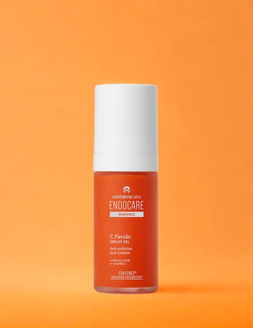 Endocare Radiance C Ferulic Serum Gel. Protegge dai danni causati dall’inquinamento e da altri fattori ambientali. La tecnologia brevettata Edafence®, combinata con ingredienti antiinquinamento, protegge la pelle dagli effetti nocivi, mentre l’acido ferulico e la vitamina C forniscono una potente azione antiossidante e illuminante.