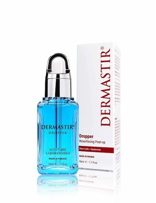 Dermastir Dropper Resurfacing Post-Op di Alta Care Laboratoires. Aiuta a uniformare il tono della pelle e l’incarnato. Stimola l’attività enzimatica per rompere i legami che legano le cellule morte alla superficie della pelle, e quindi per ridurre le linee sottili e le rughe. Accelera il rinnovamento cellulare per migliorare e mantenere la pelle più luminosa e sana.