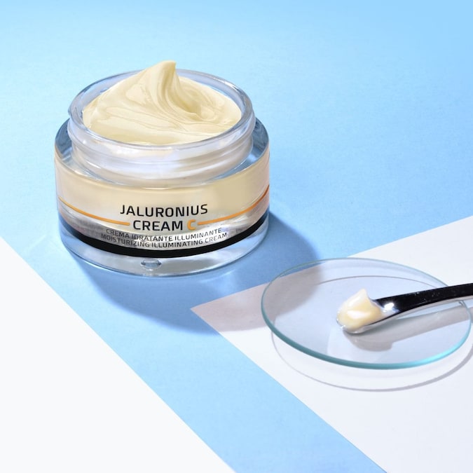 Jaluronius Cream C Cosmetici Magistrali. Crema idratante illuminante dalla texture leggera e dal rapido assorbimento che combina Vitamina C e Acido Jaluronico. La vitamina C favorisce la naturale formazione di collagene, mentre la tecnologia Jalubalance® (acido Jaluronico e Olio di Opuntia) fornisce un’intensa idratazione. Ottima base per il trucco.